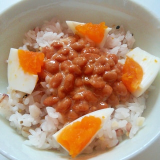 ヘルシーレシピ♪納豆と半熟たまごのせ雑穀ご飯